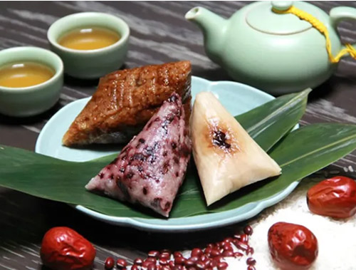 In Beijing, zongzi is smaller compared to the ones in southern areas. The bundles are usually in a pyramid shape, and the fillings are usually beans, dates and lotus seeds. Meat is seldom used as an ingredient, so most of them have a sweet flavor.